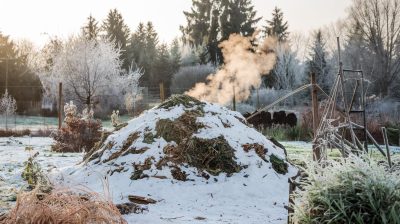 Optimisez votre jardin cet hiver : comment le compostage sous la neige peut enrichir votre sol